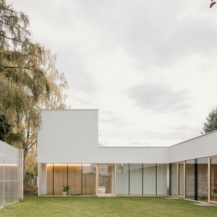 Za domem, který bude působit výjimečně i za dvacet let, …