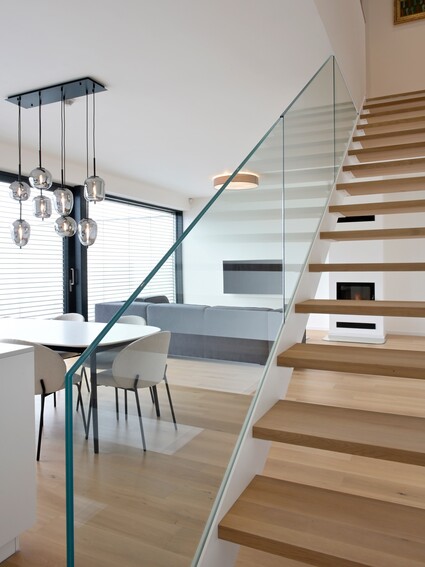 Laser: schodiště jako socha v interiéru, ne technický detail. Minimalistická …