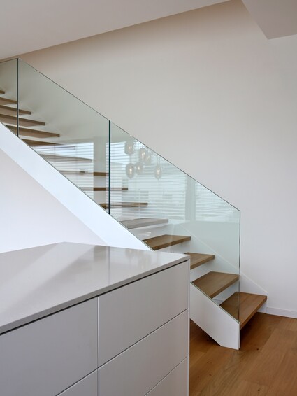 Schodiště nemusí vést jen nahoru. Může zvednout celý interiér. Schodiště …