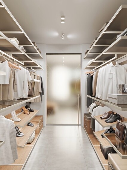 Šatna, která nevypadá jako skříň. Vypadá jako součást architektury …