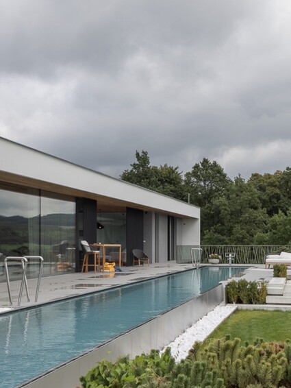 Dechberoucí valašská příroda. Moderní minimalistická vila. …